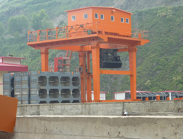 龙王台2x30t双向清污门机